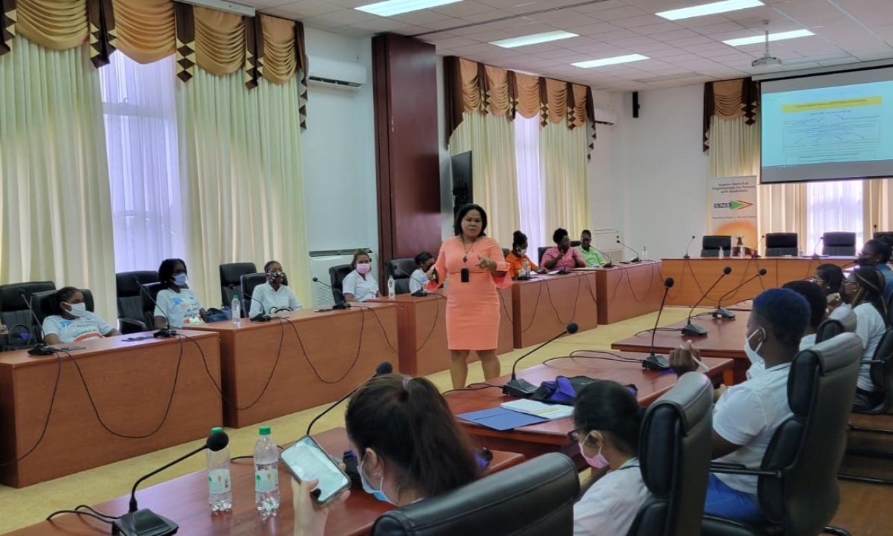 تقدّم ويميس دي فلورمونتي عرضًا للمشاركين في ورشة عمل للنساء ذوات الإعاقة خلال حملة 16 يومًا من النشاط ضد العنف القائم على النوع الاجتماعي في عام 2021.