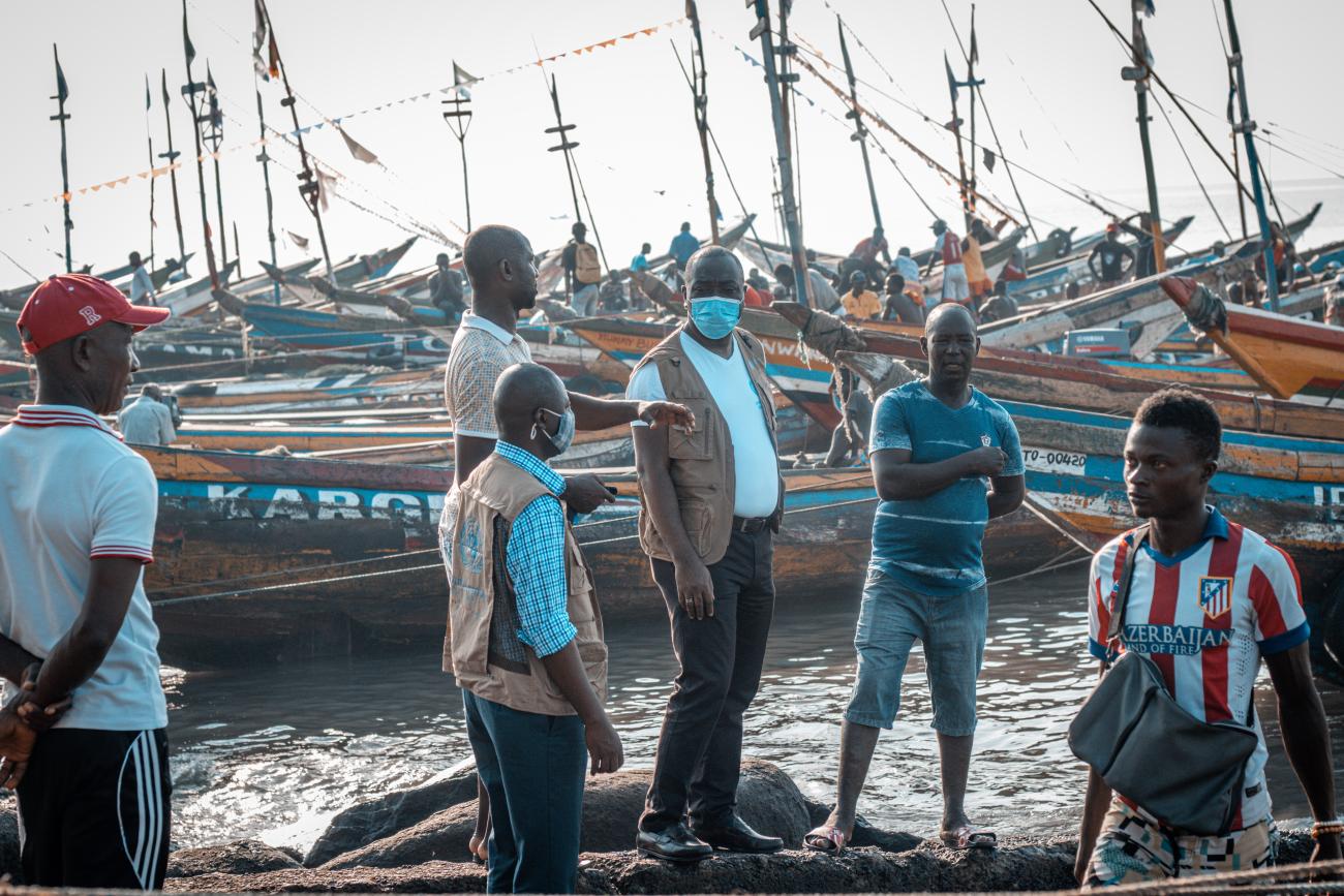 UN Resident Coordinator on his SDGs outreach discussing Goal 13 with boat owners in Tombo, a coastal fishing community not far from Freetown, the capital of Sierra Leone.