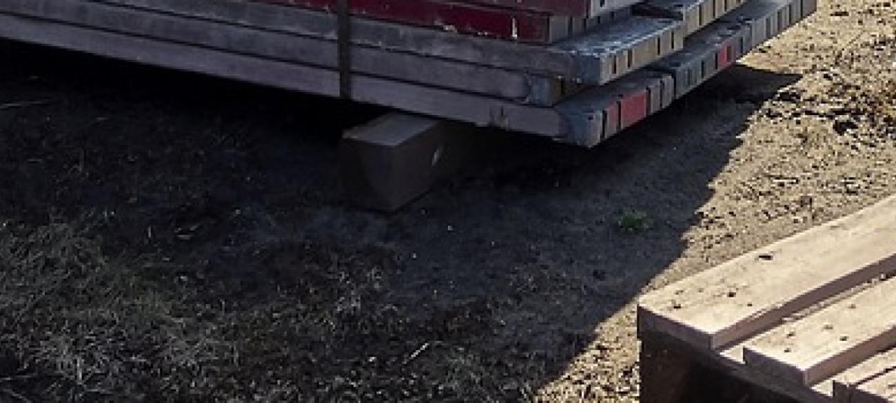 Кусочек стройки, на котором видны бетонные плиты