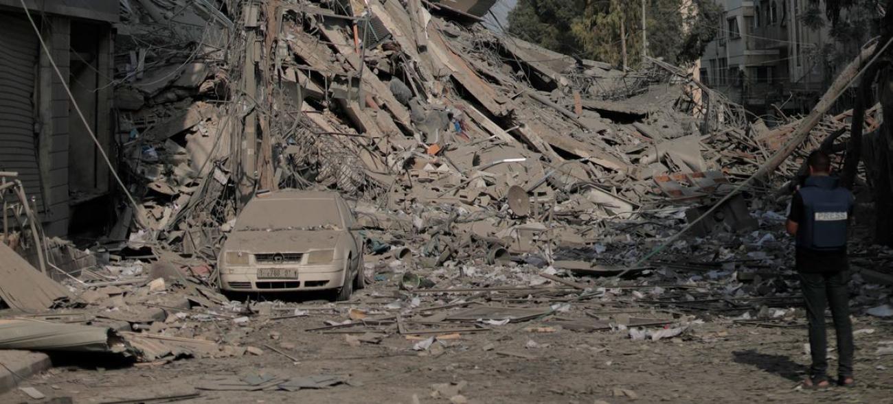 © UNRWA/Mohammed Hinnawi Un bâtiment écroulé dans une rue à Gaza.