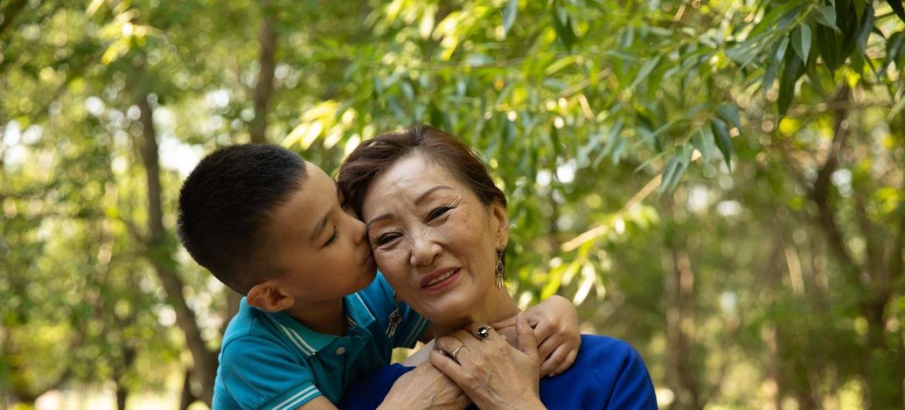 Внук целует бабушку в лоб