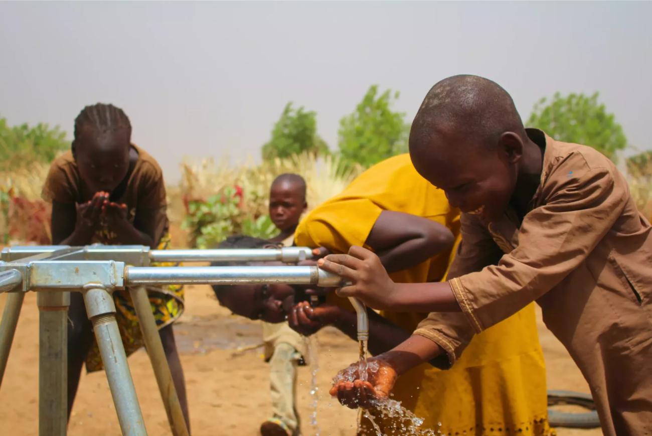 Des enfants à un point d’eau construit par UNICEF à Kawadji dans le Logone et Chari 