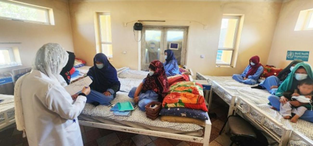 التعليق: مقدّم رعاية صحية يجري زيارات دورية لمتابعة أوضاع المرضى في مركز علاج اضطرابات تعاطي المخدرات  الصورة: © منظمة الصحة العالمية(WHO)  – أفغانستان