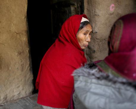 La imagen principal de la sección sobre el enfoque basado en los derechos humanos muestra a dos mujeres, con velos que les cubren la cabeza, conversando.