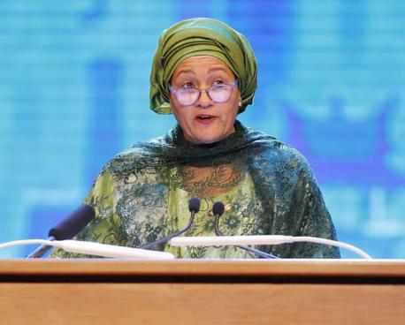 联合国副秘书长在演讲台发言