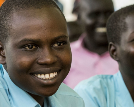 Люди улыбаются