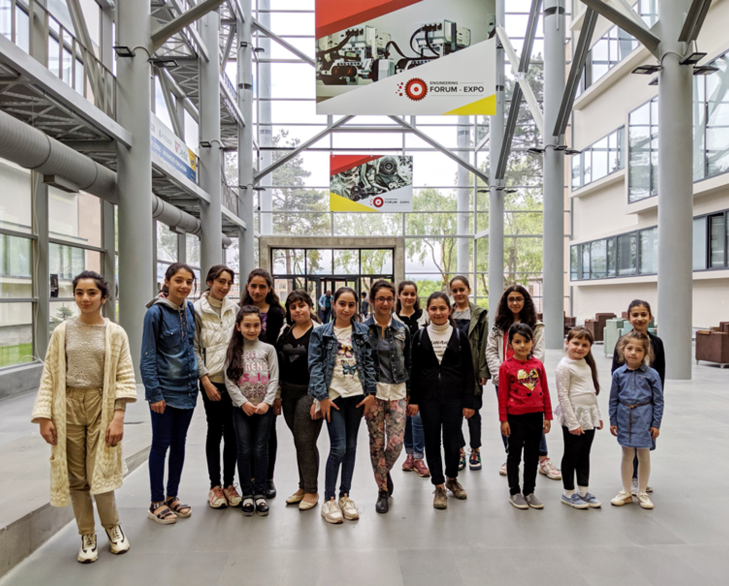 Niñas de pie, una al lado de la otra, en el foro