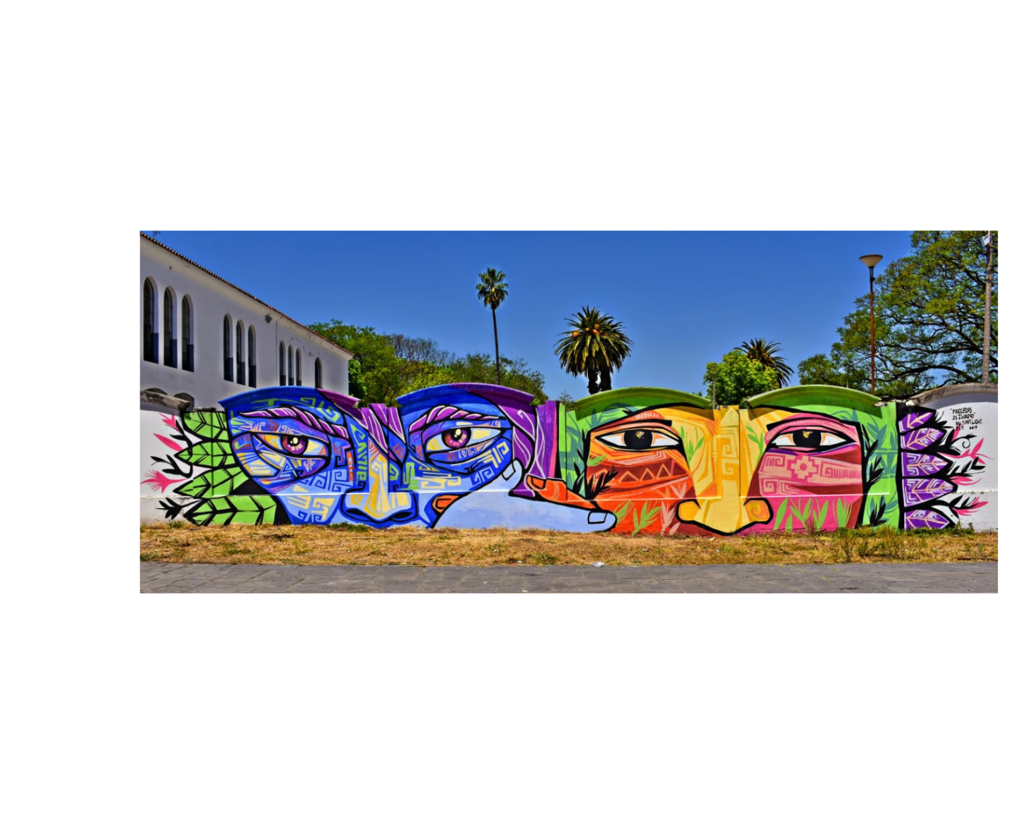 Un mosaico muestra tres imágenes: una de jóvenes que sonríen alegremente delante de su mural; la segunda muestra un mural de dos rostros de vivos colores, y la tercera, un joven que pasa junto a un mural de dos personas de vivos colores.