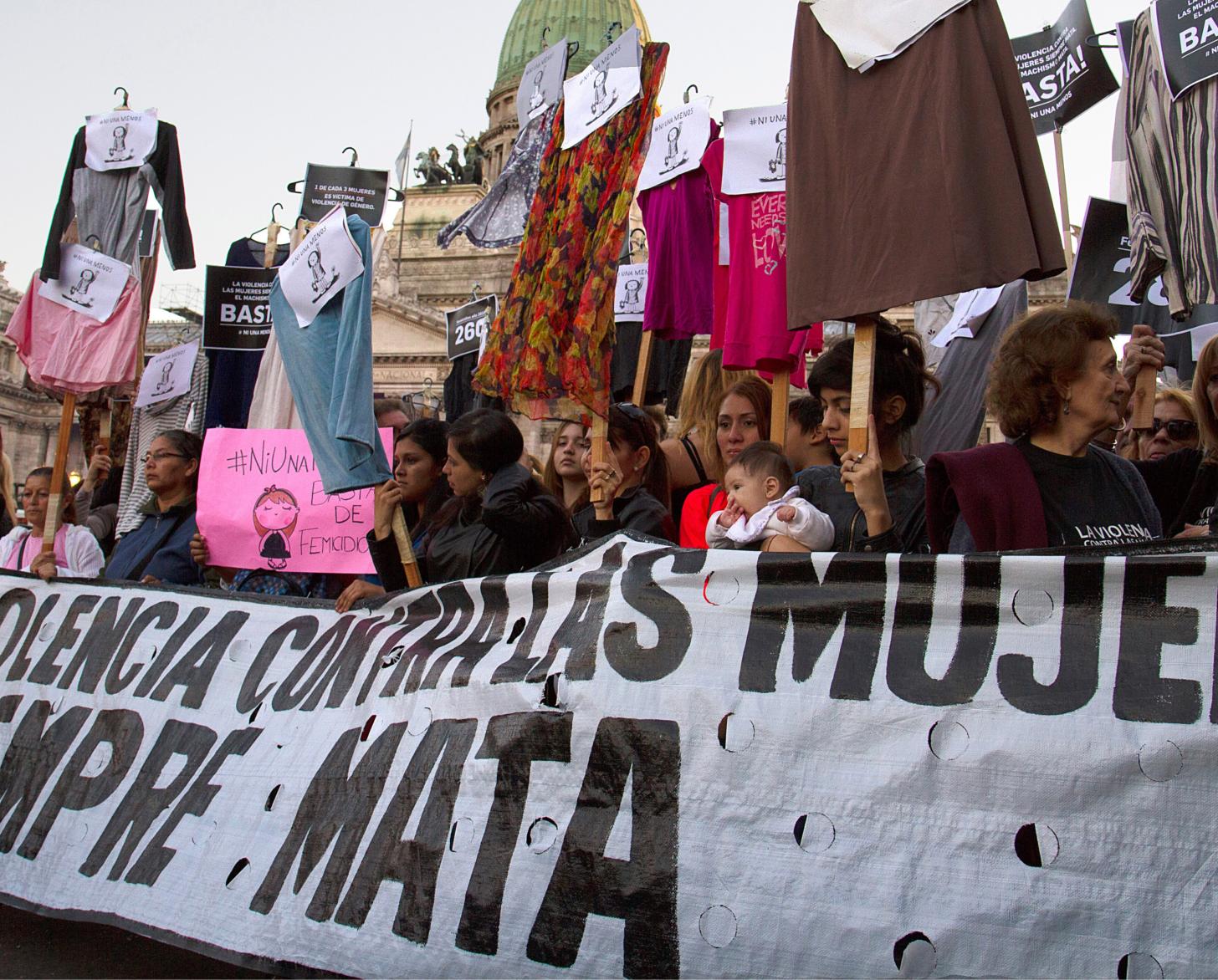 نساء يسرن في الشارع احتجاجا على قتل الإناث في البلاد.