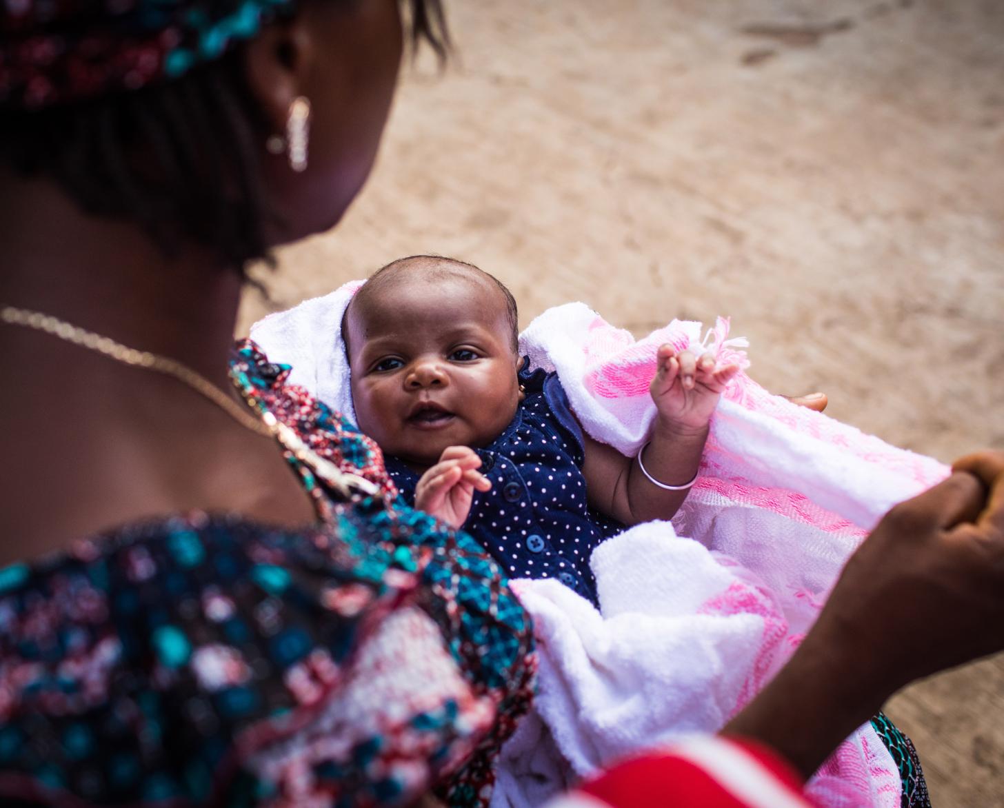 Una madre sostiene a su bebé.