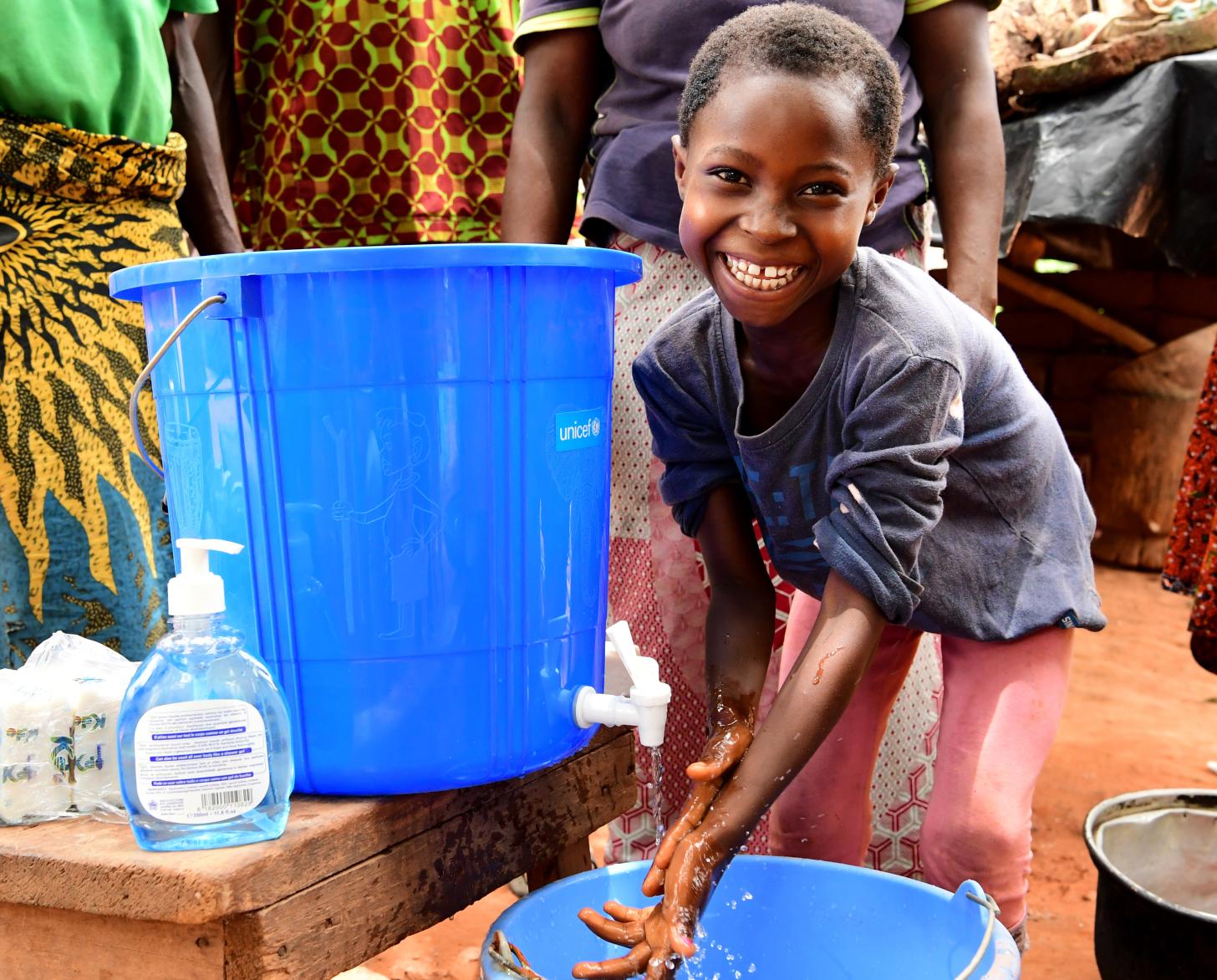 Una niña se lava las manos en el pueblo de Piandrou, en el oeste de Côte d'Ivoire.