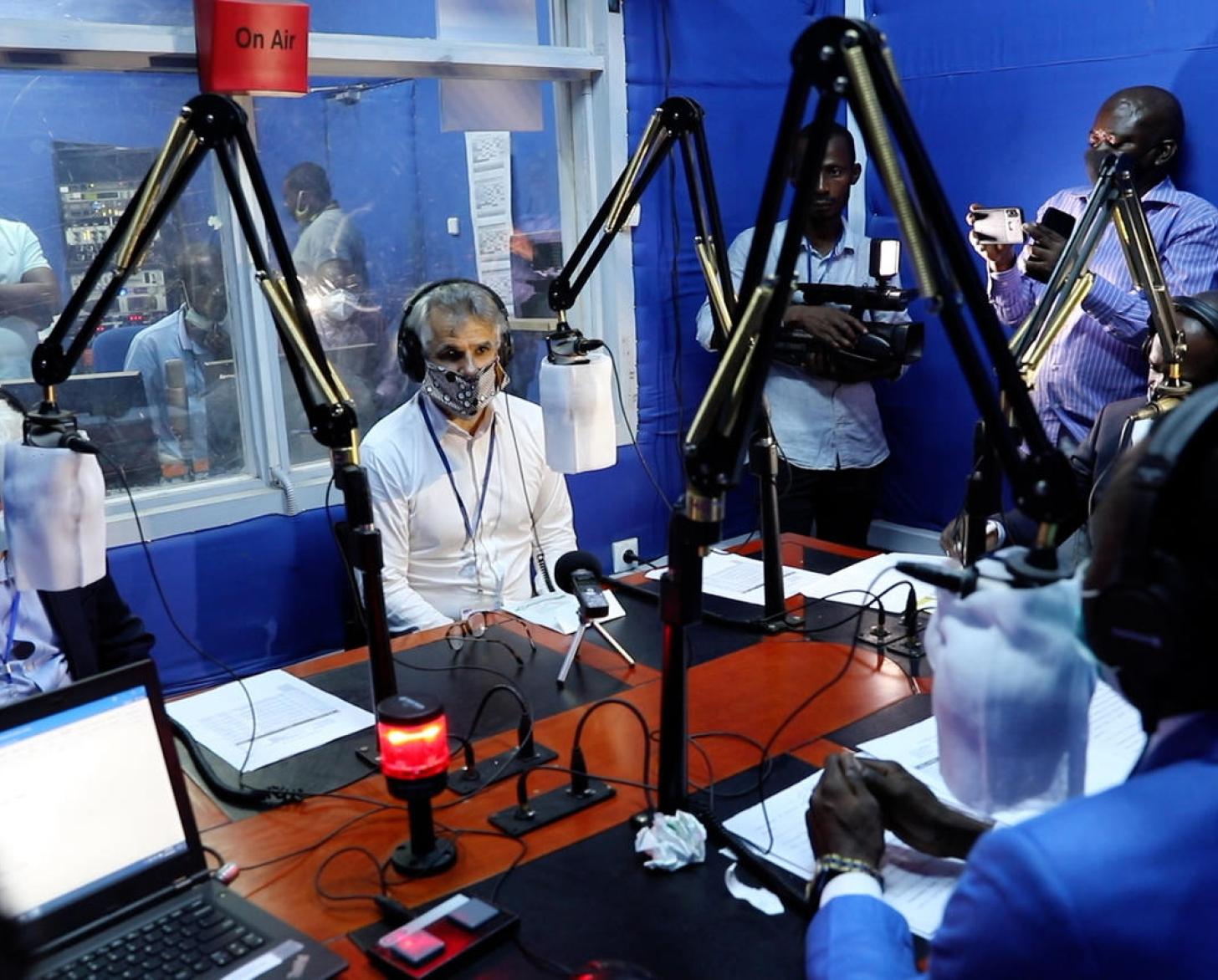 أطلق وزير الدولة لجمهورية الكونغو الديمقراطية، وزير التعليم الابتدائي والثانوي والتقني أول برنامج تعليمي عبر الراديو في البلاد سيتم بثه على راديو أوكابي، بدعم من اليونيسف.