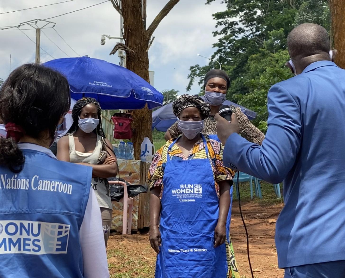 يقوم موظفو هيئة الأمم المتحدة للمرأة بتوعية الباعة المتجولين بشأن التدابير الوقائية التي يجب اتخاذها للوقاية من فيروس كورونا.