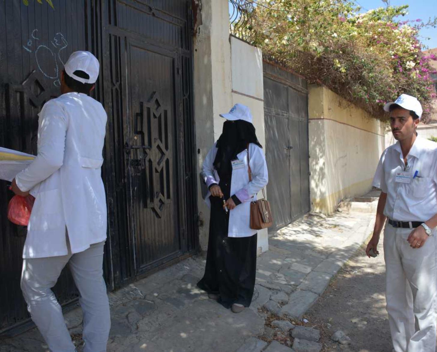 Los trabajadores de la salud están haciendo visitas de casa en casa debido a COVID-19.