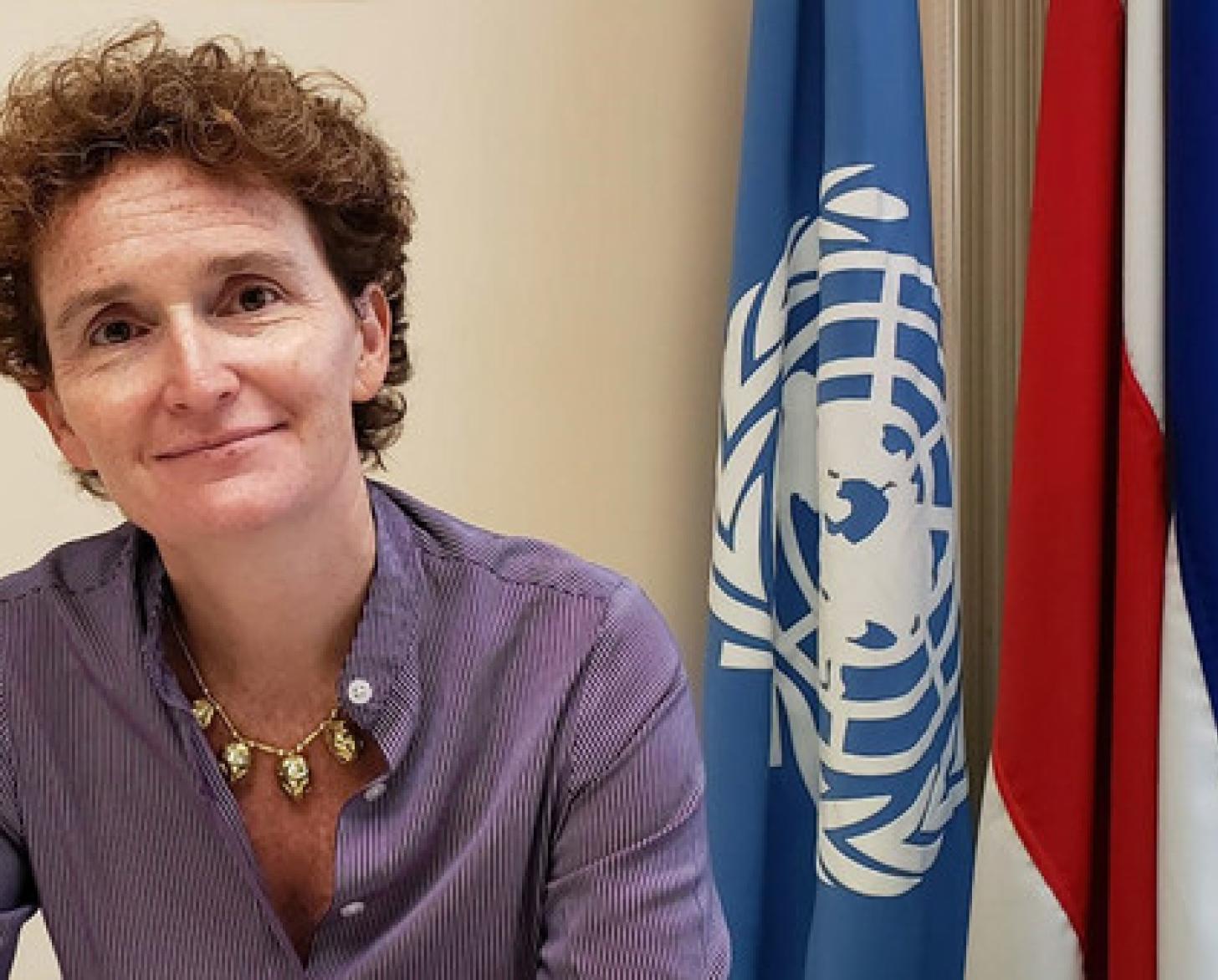 المنسقة المقيمة للأمم المتحدة في كوستاريكا أليس شاكلفورد تجلس أمام علمين.