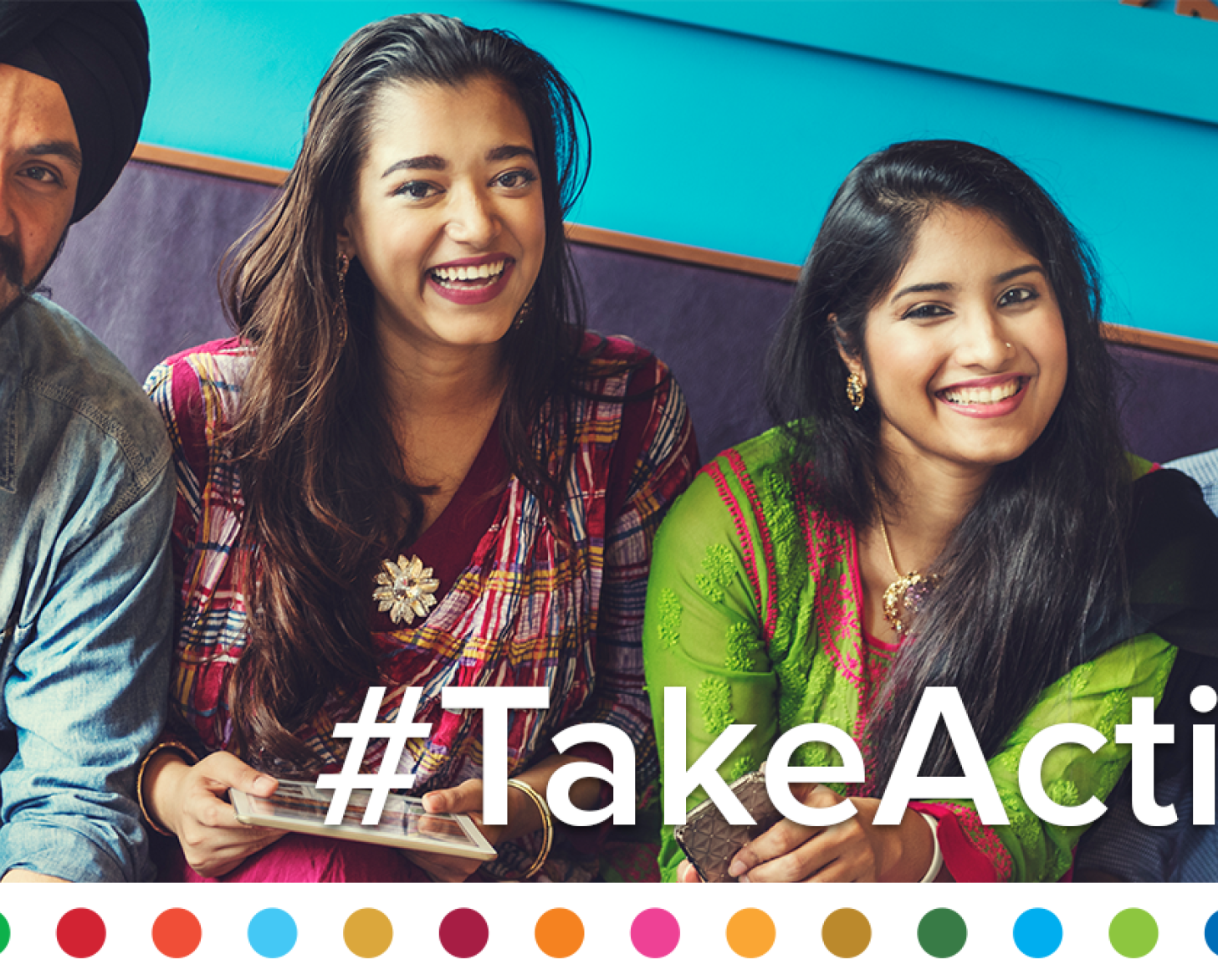 Dos parejas sonriendo y animando a la gente a actuar