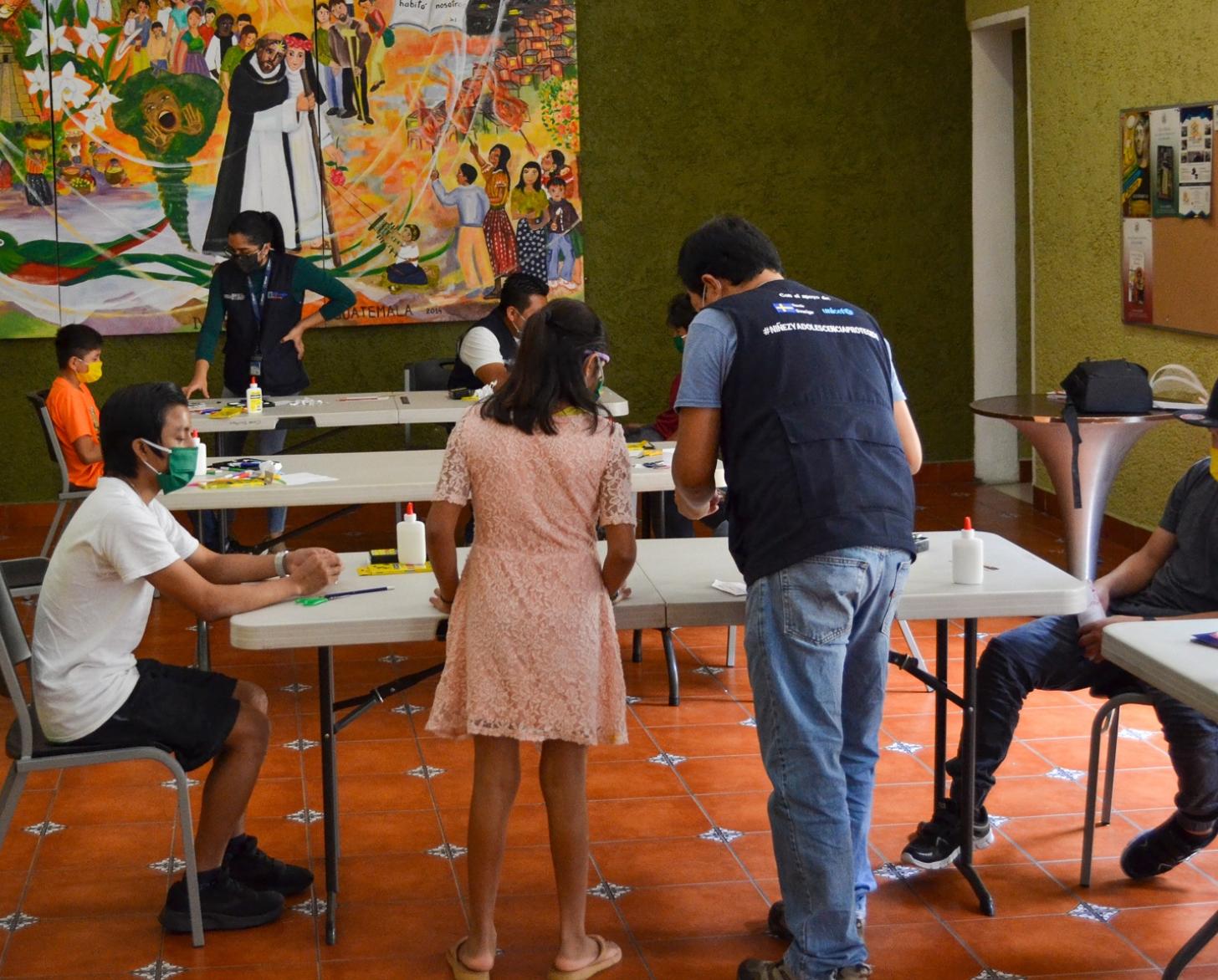 La foto muestra un centro apoyado por UNICEF con jóvenes que reciben alojamiento y servicios.