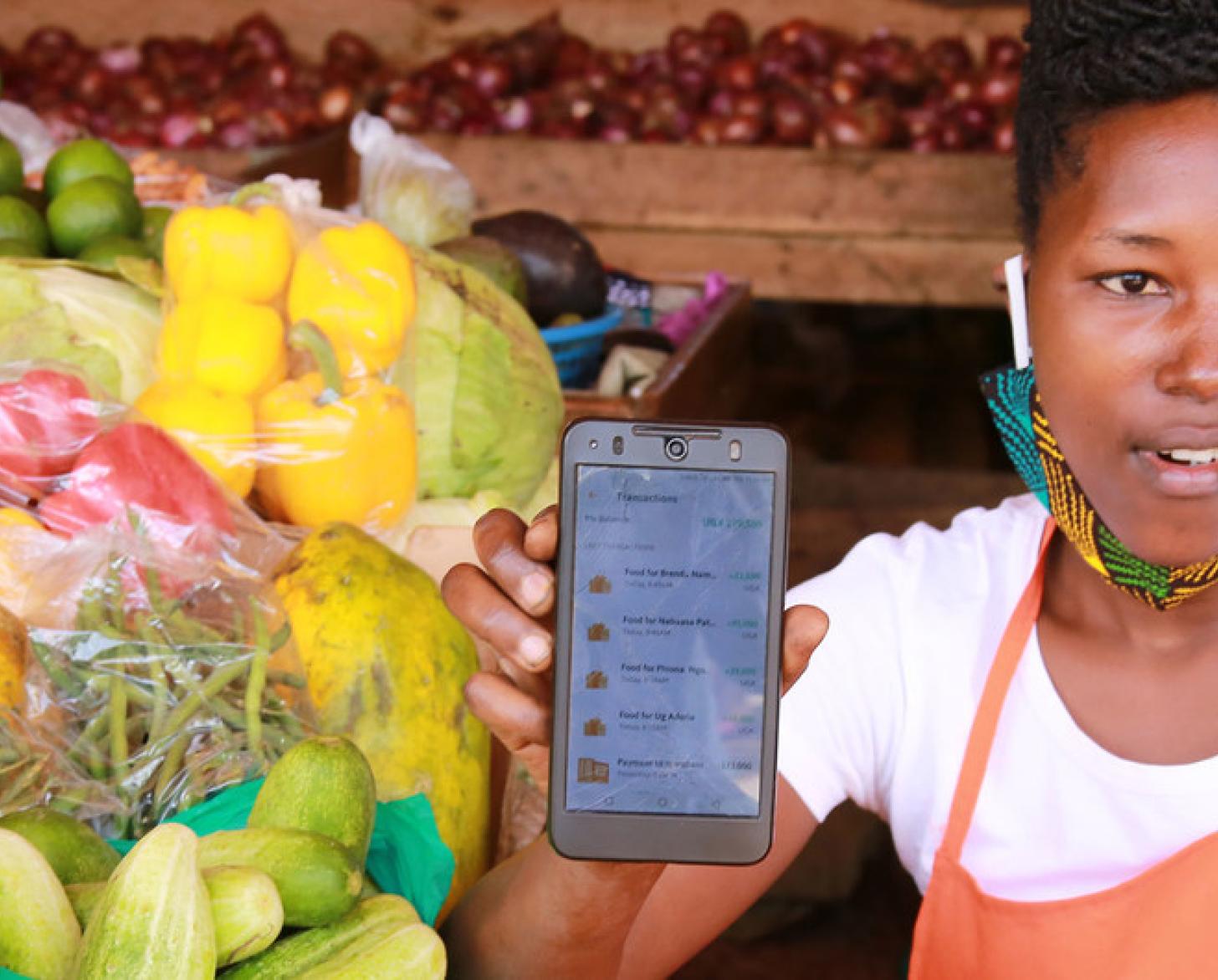 Una vendedora del mercado exhibe la aplicación Safeboda.