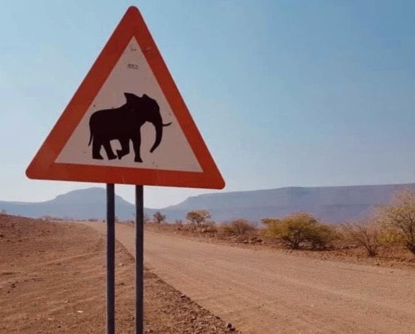 Señal de cruce de elefantes en una zona de conservación en Namibia.