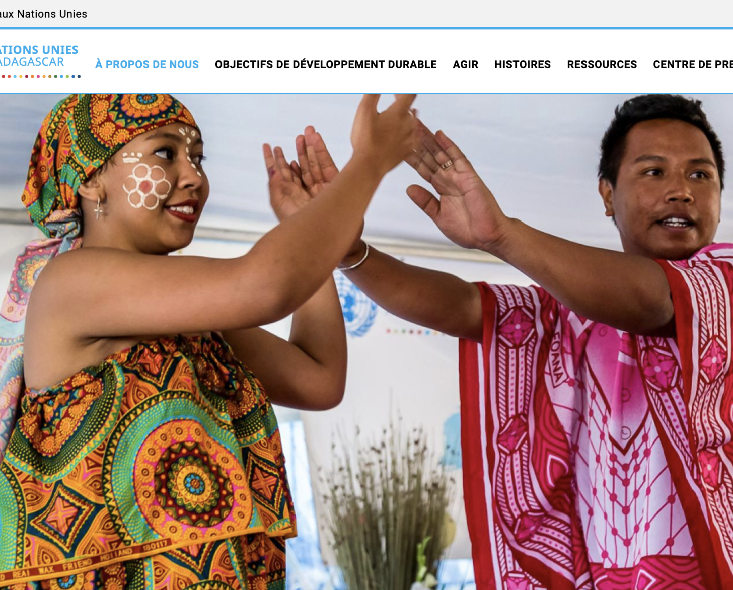 Captura de pantalla del sitio web del equipo de las Naciones Unidas en Madagascar. La imagen muestra a dos personas vestidas con trajes tradicionales, realizando una presentación de baile.