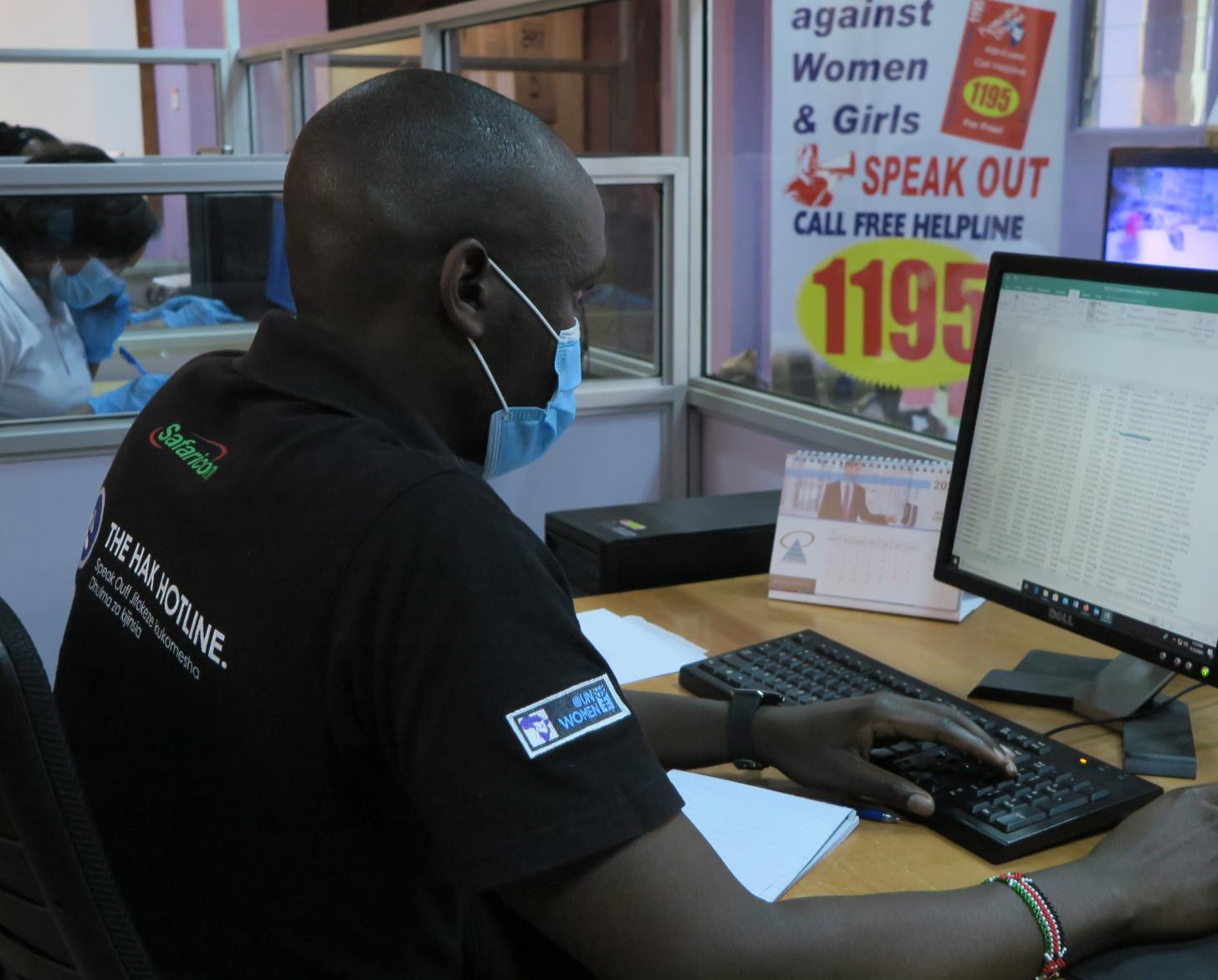 Steve (nombre cambiado para proteger la privacidad), un representante de la línea directa, en su escritorio, donde responde a las llamadas.