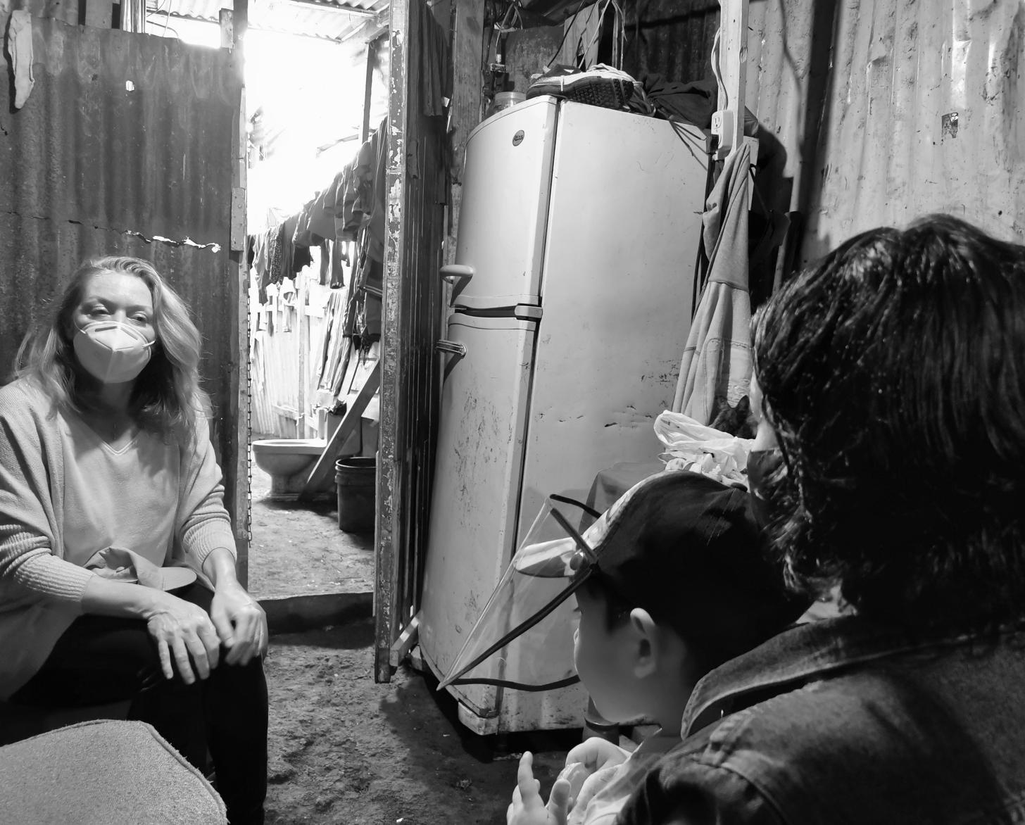 Allegra Baiocchi, UN Resident Coordinator in Costa Rica sits across from Lilith, who holds her son in her lap.