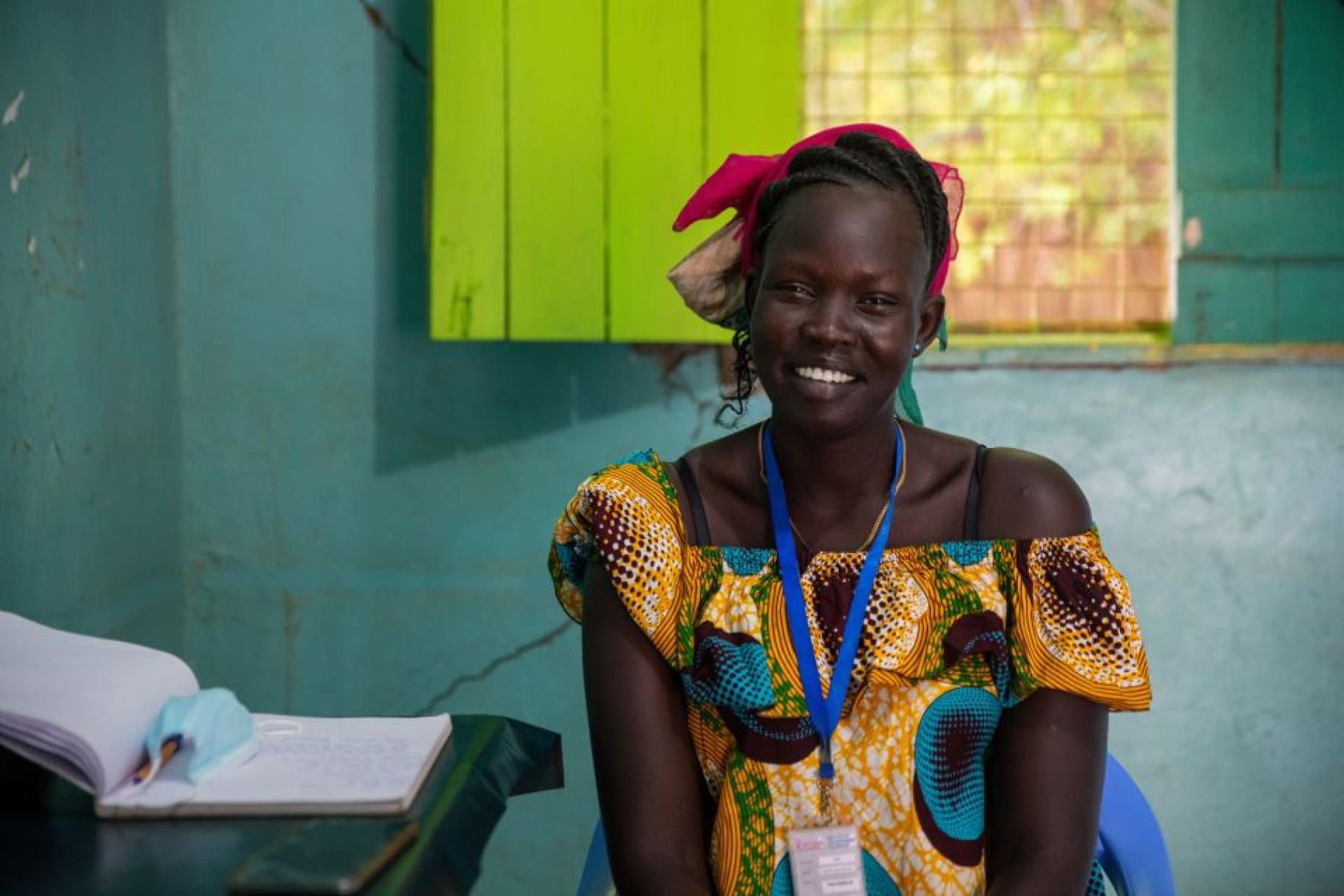 Sarah Nyajuok Guk sonríe dulcemente a la cámara.