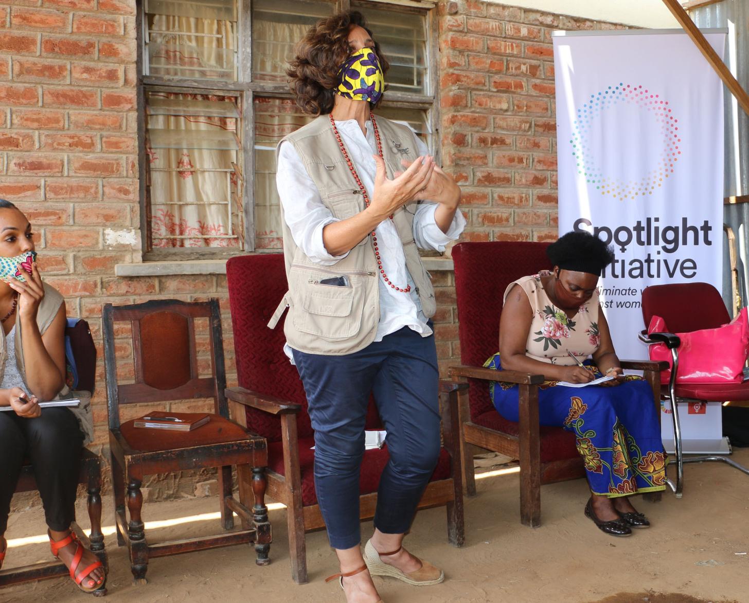 Maria Jose Torres, la Coordonnatrice résidente des Nations Unies au Malawi, s'exprime lors d'une réunion du Conseil des chefs à Ntchisi.