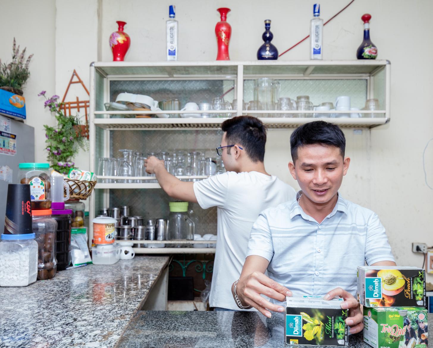 Nguyen Trong Hung en el mostrador del café que abrió como un espacio seguro para la comunidad LGBT en Son La.