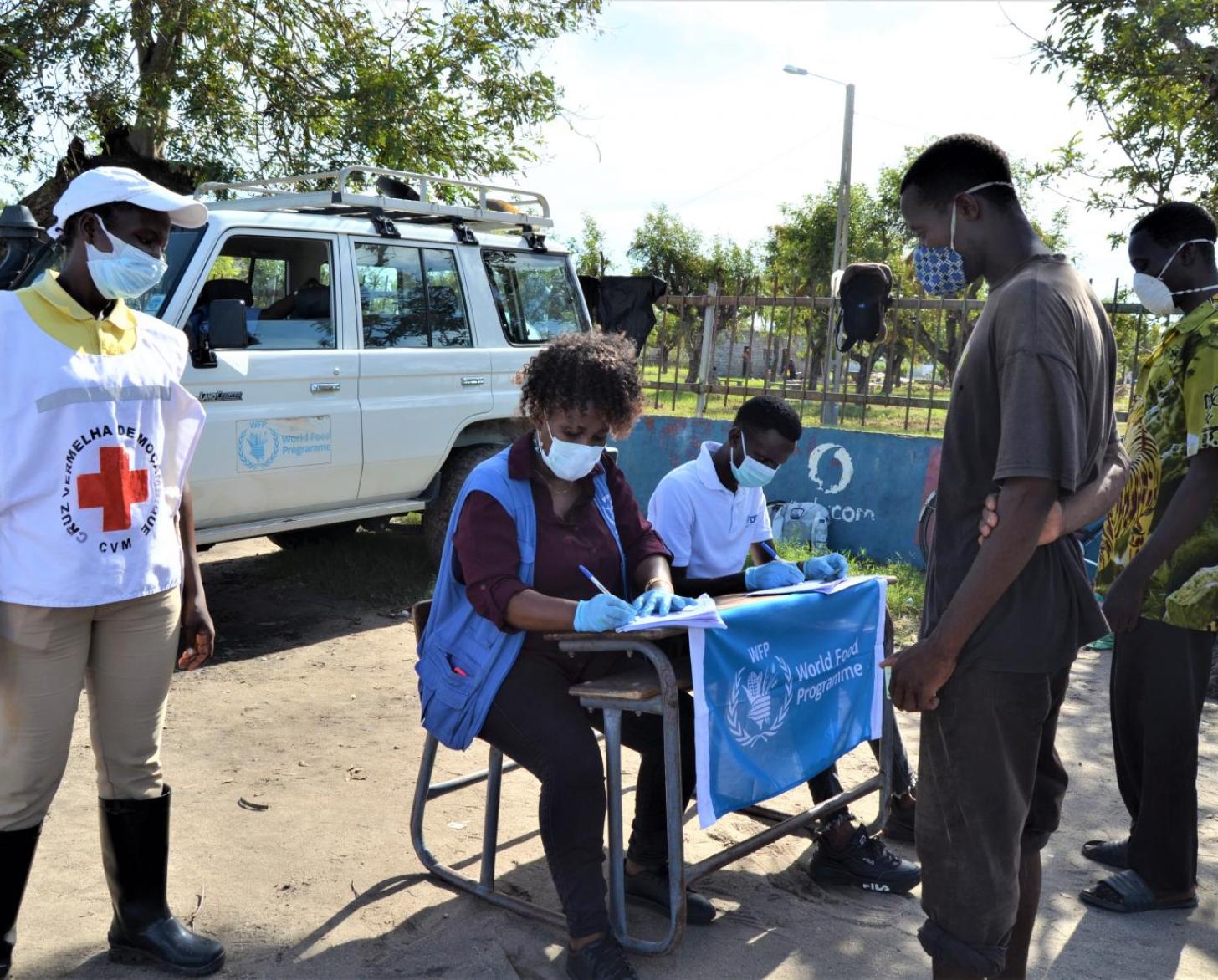 Los miembros de la comunidad se registran en el PMA en la ciudad de Beira.