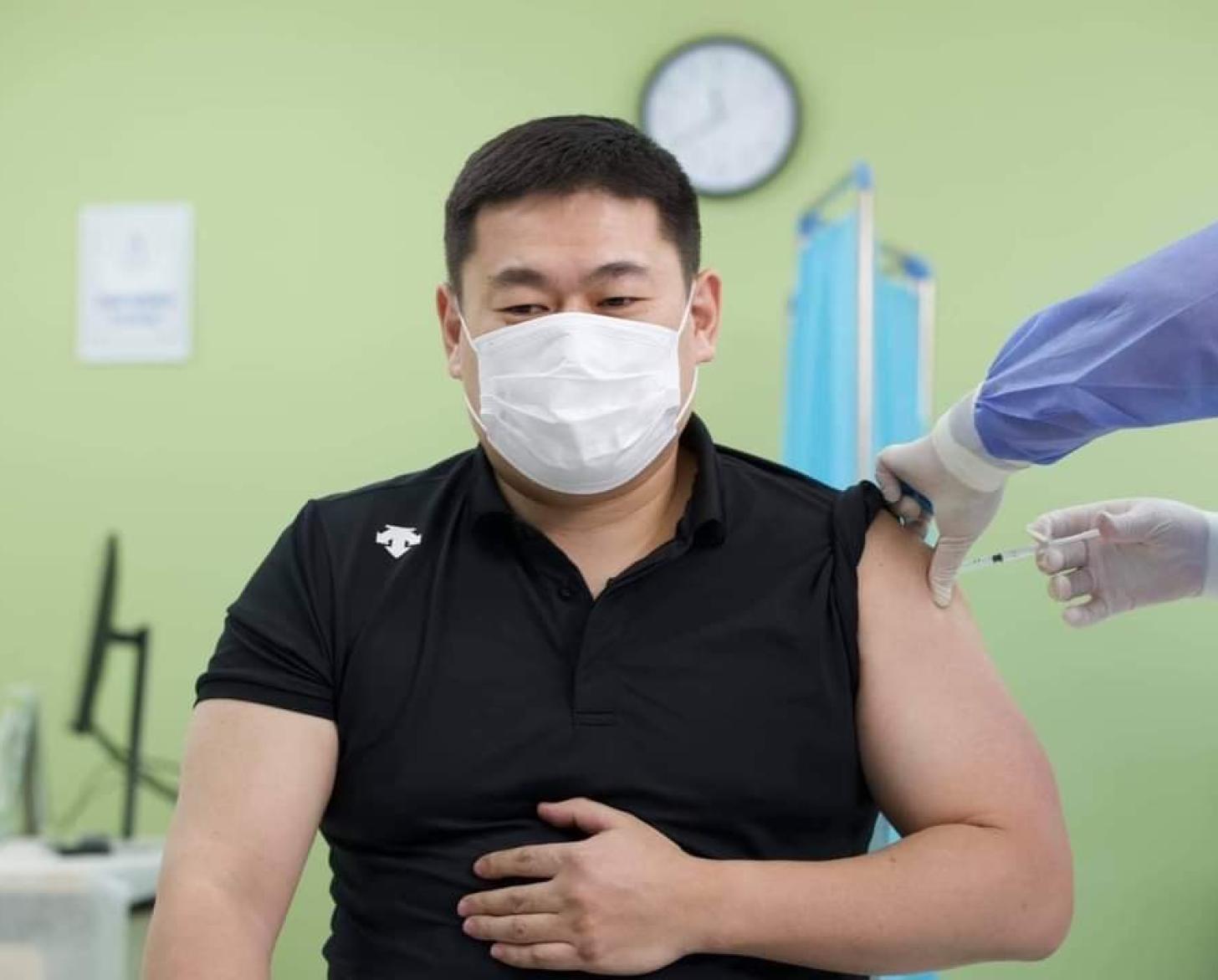 Mongolian Prime Minister Oyun-Erdene Luvsannamsrai received the first dose of the COVID-19 vaccine.