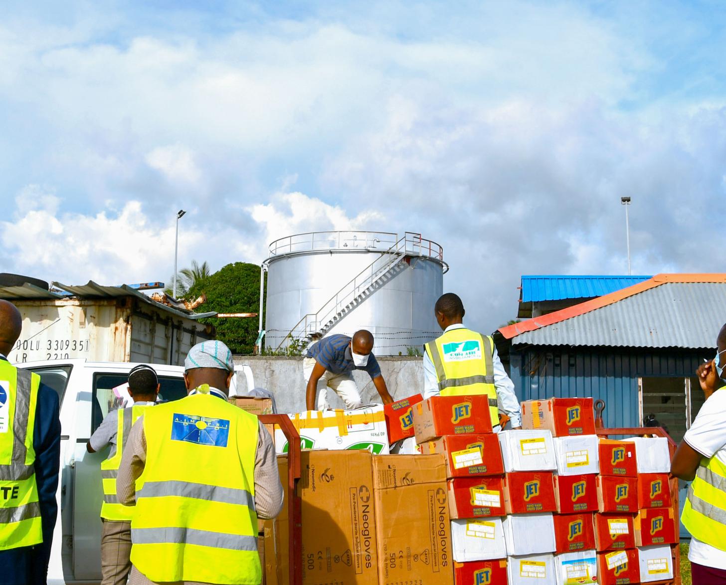 El personal de la administración local recibe varias cajas donadas con equipos de protección personal.