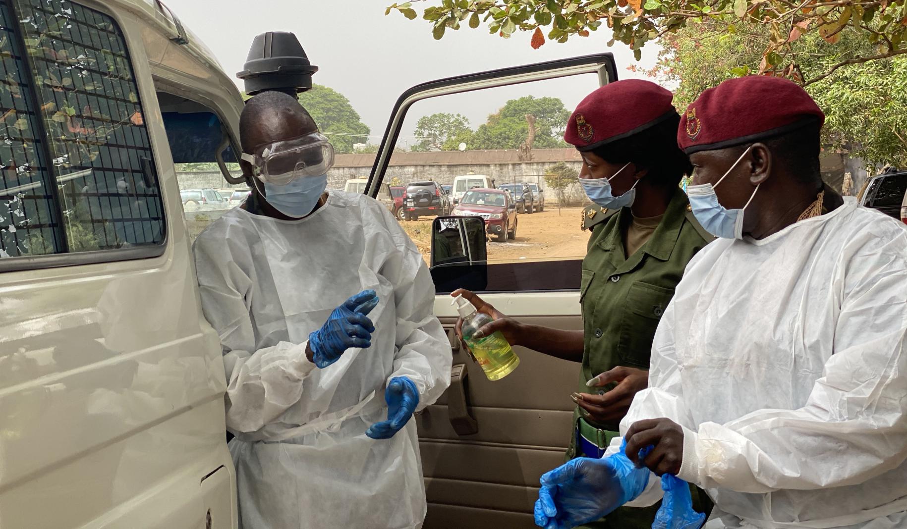 La teniente Moiwo y su equipo analizan el panel de gestión de casos.
