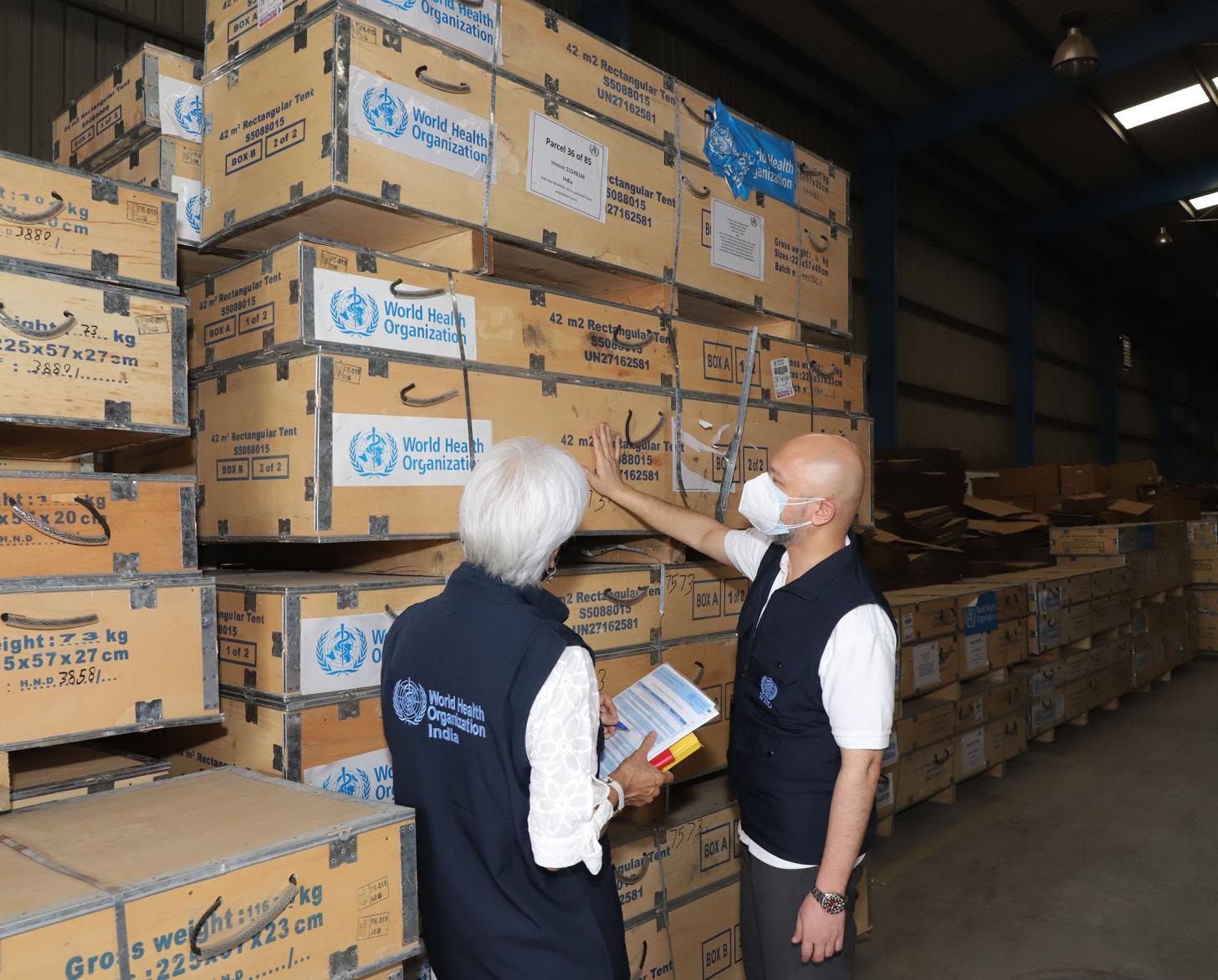 两人在检查医疗物资。