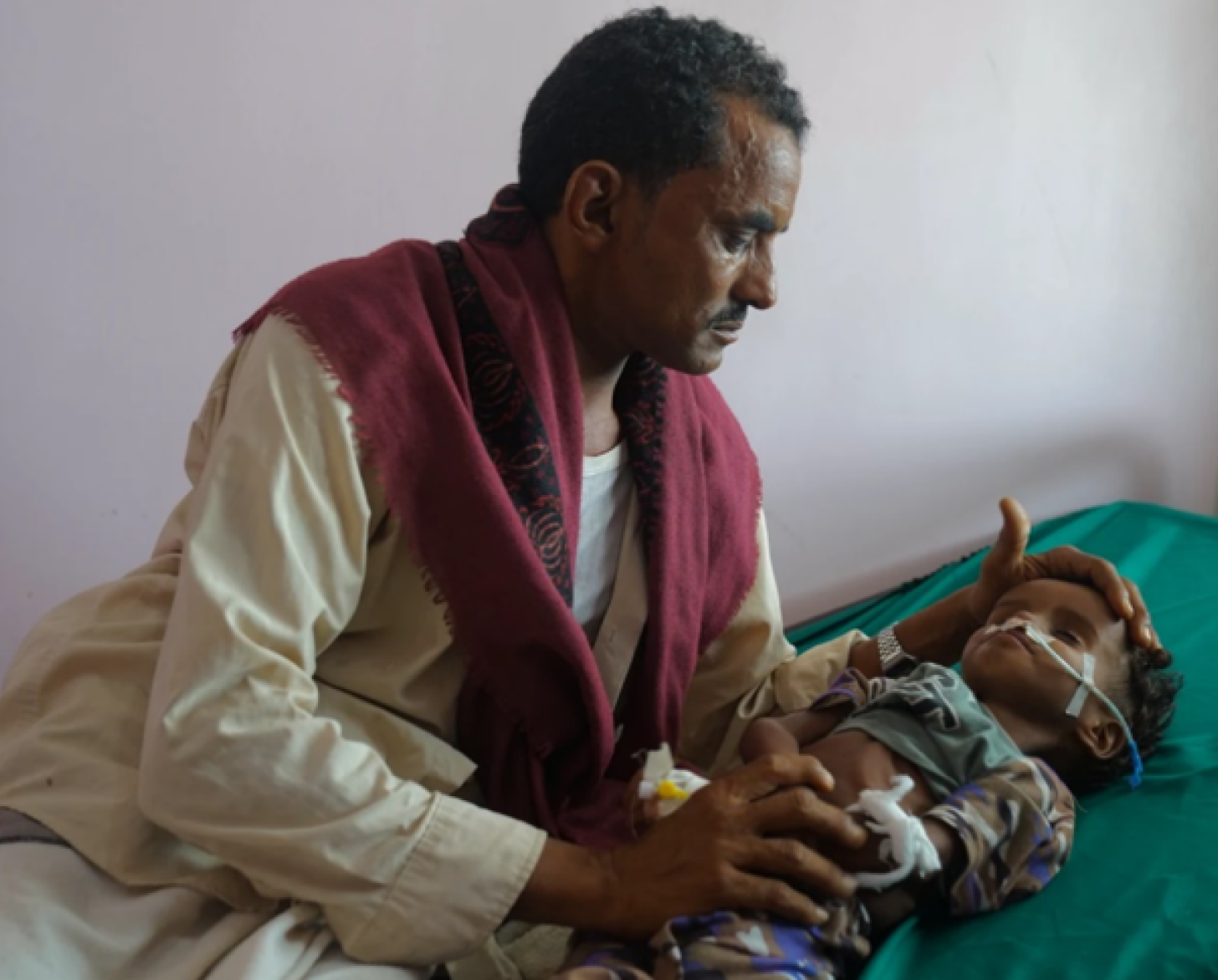 رجل ينظر إلى ابن أخيه في المستشفى.