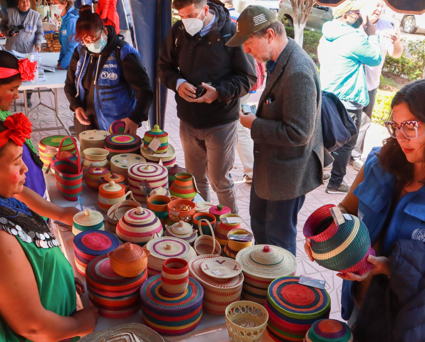 La delegación conversa con artesanas guaranís del Municipio de Entre Ríos en Bolivia, que han encontrado en la producción y venta de artesanía con hoja de palma una puerta de resiliencia ante el impacto del cambio climático.