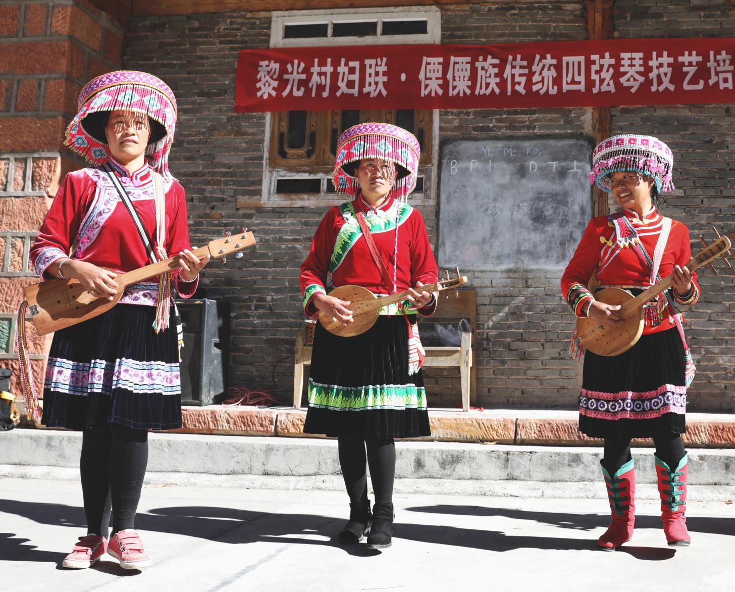 Cuatro mujeres del pueblo de Liguang tocando el Qiben.
