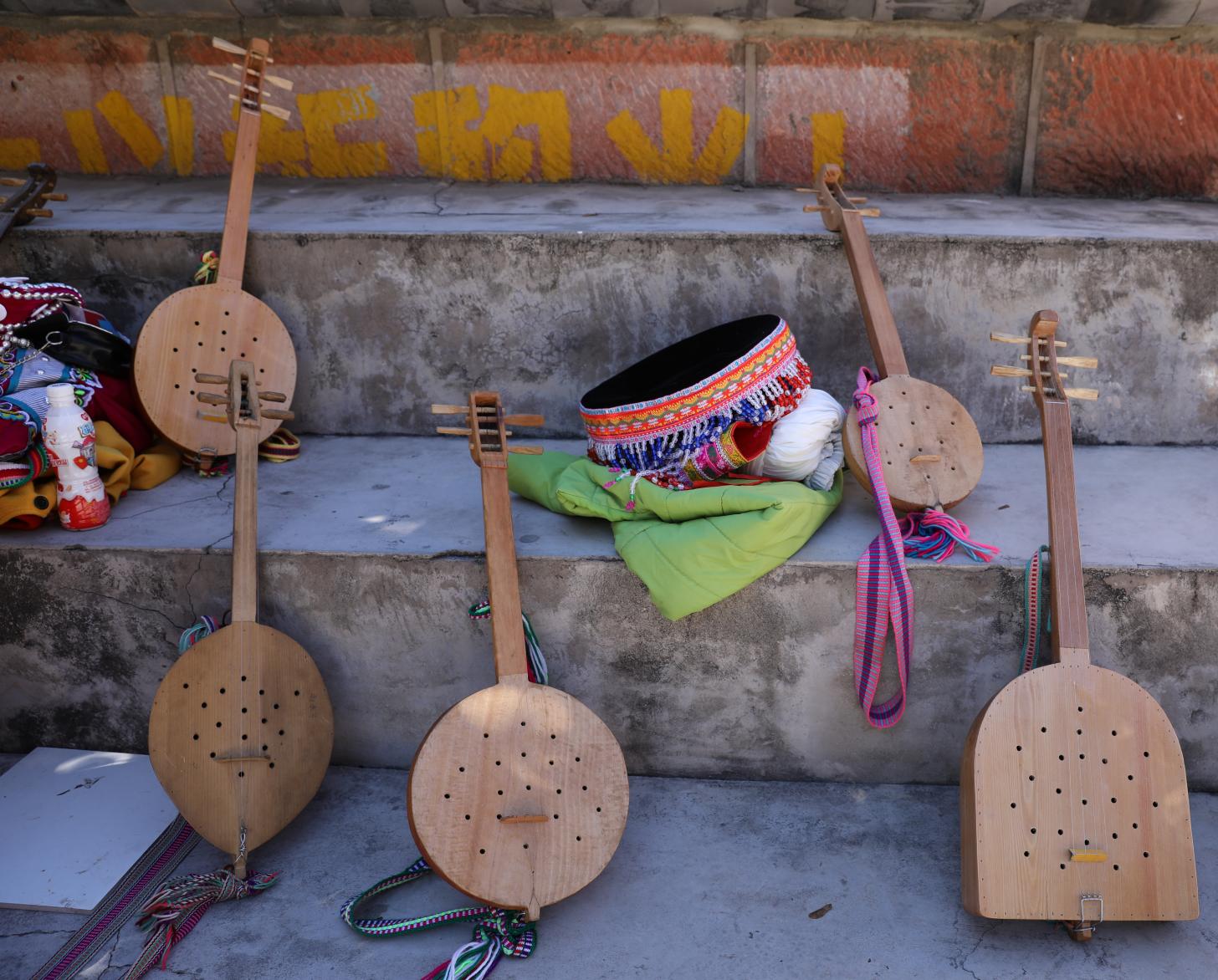 “奇本” 是傈僳族的传统乐器，拨弦可得古琴之音。