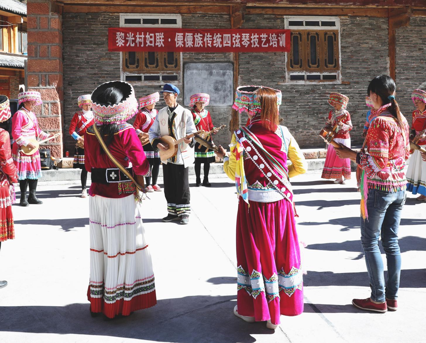女性学习弹奏傈僳族传统乐器 “奇本” 