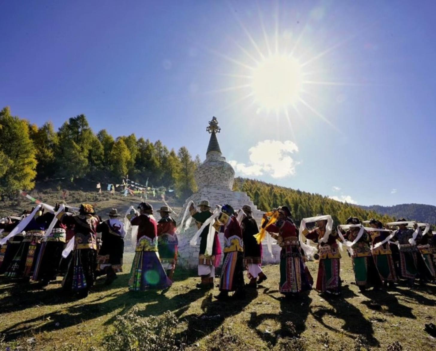 少数民族妇女在阳光下跳舞，参加夹金村仪式。