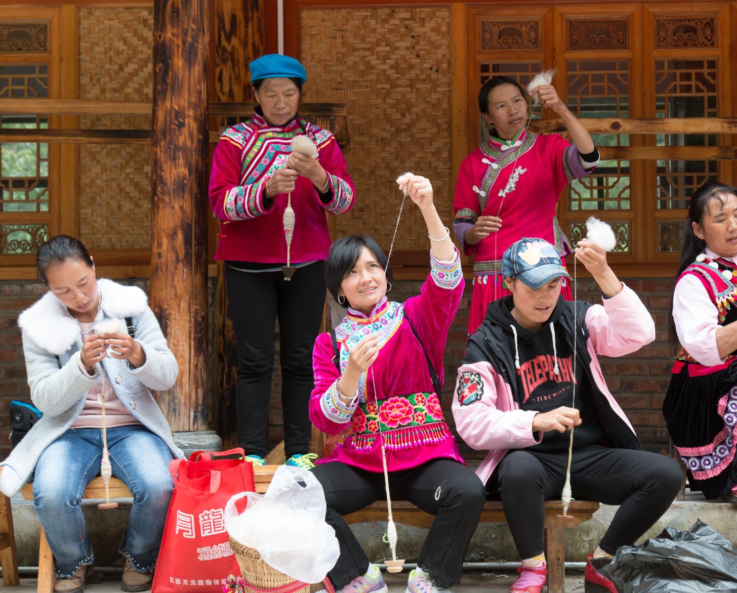 6名妇女正在编织羊毛