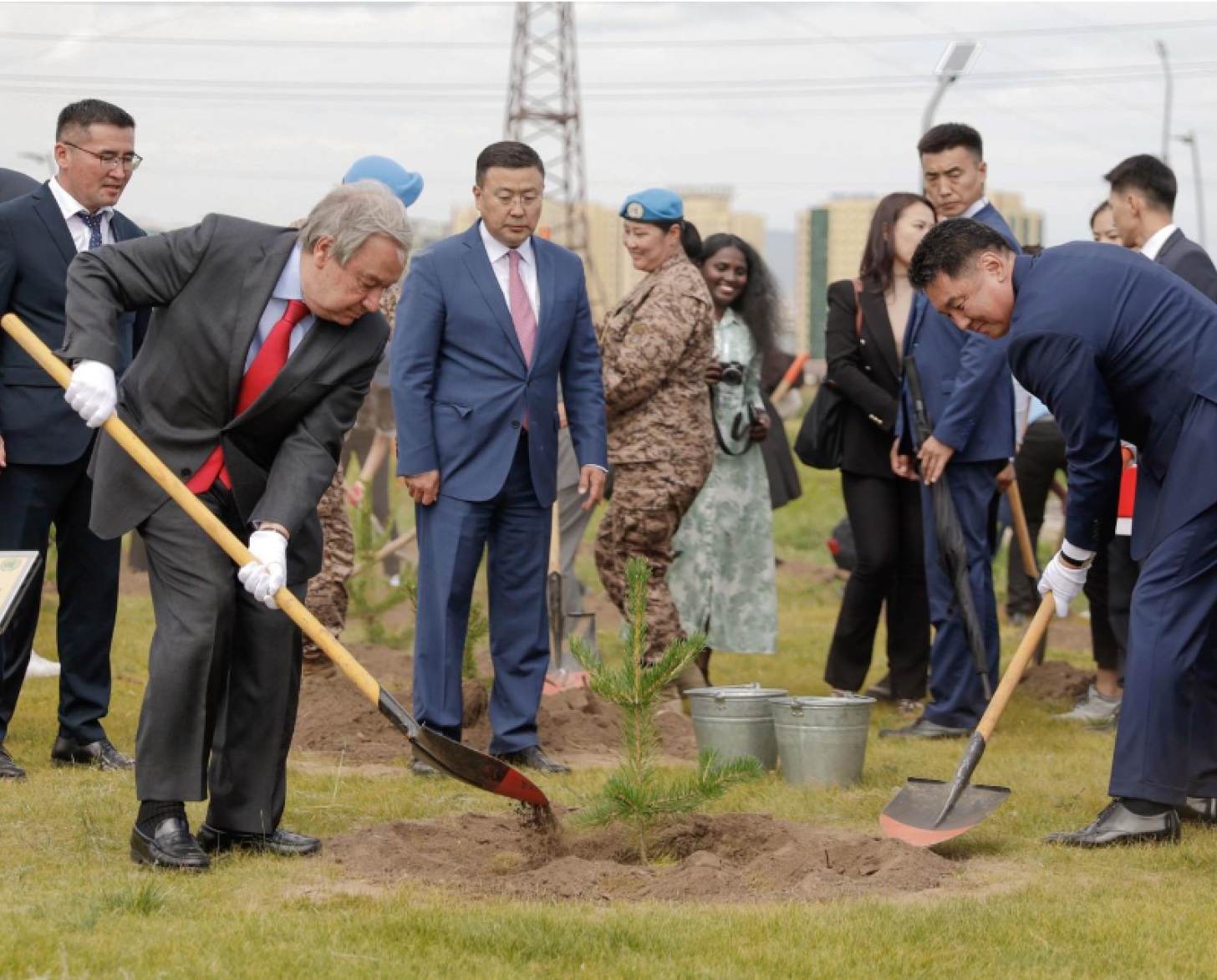 قام الأمين العام للأمم المتحدة ورئيس منغوليا بغرس الأشجار للمساهمة في مبادرة المليار شجرة.