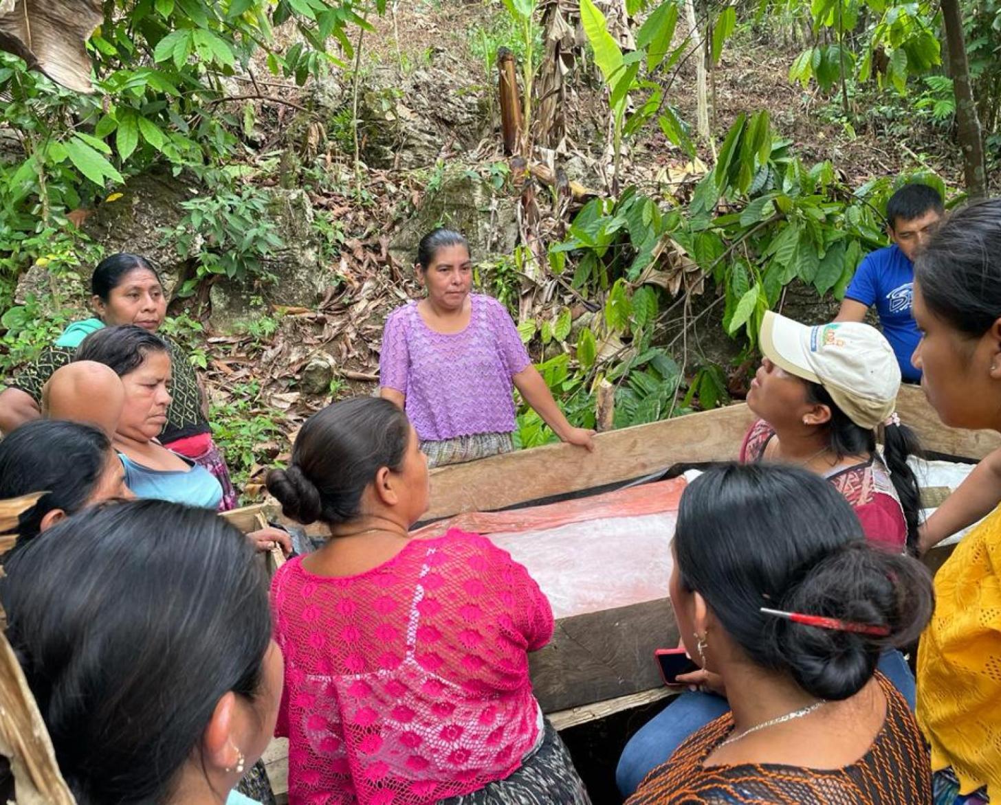 اجتماع لمجموعة من النساء في منطقة خضراء.