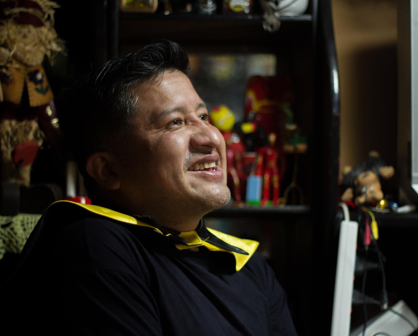 خورخي فيلارويل في استوديو التسجيل الذي أنشأه في منزله.