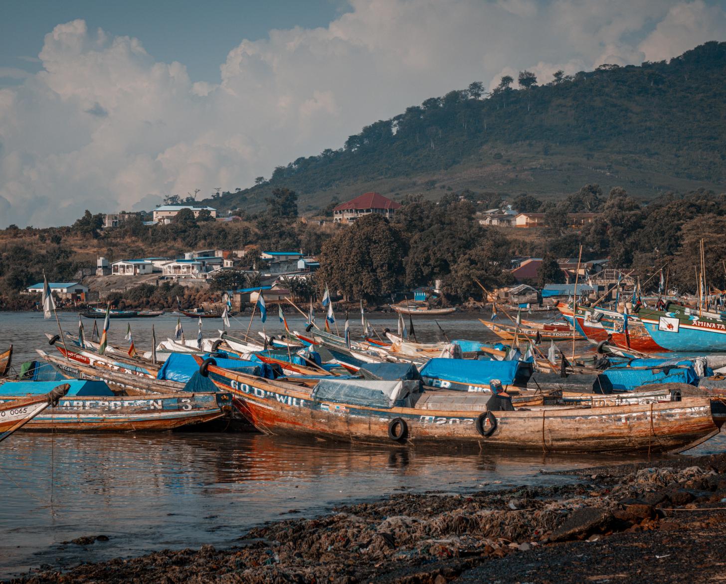 El efecto de la deforestación en las colinas de Tombo, un pueblo pesquero costero a las afueras de la capital de Freetown, en Sierra Leona.