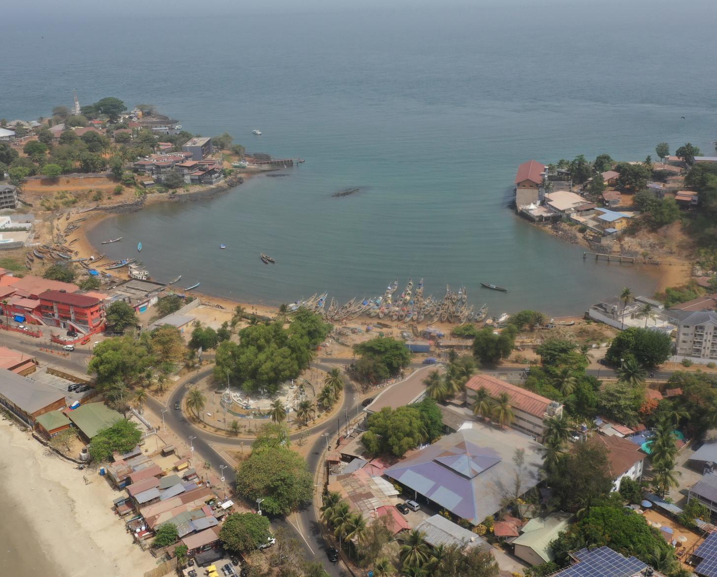 Una vista aérea de la playa de Lumley, comunidad de Aberdeen en Freetown, Sierra Leona.
