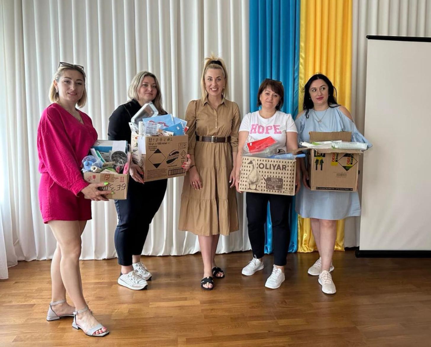 5 женщина с коробками со сладостями