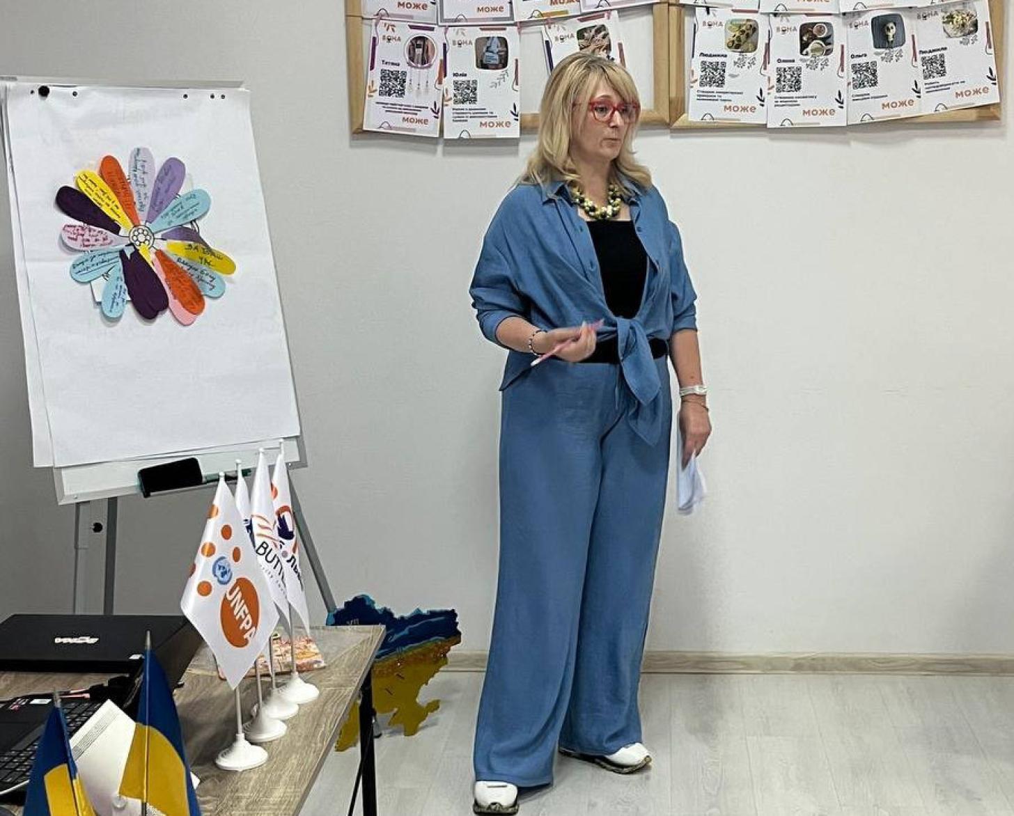 Женщина в очках, проводит презентацию