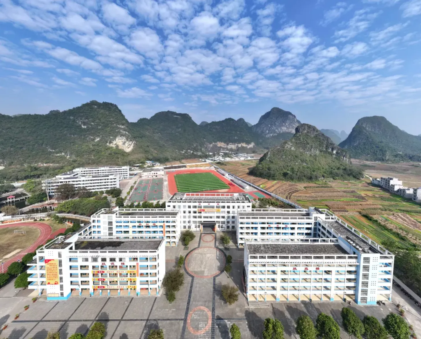 这是广西天等县仕民实验学校（2023年12月27日摄，无人机照片）。