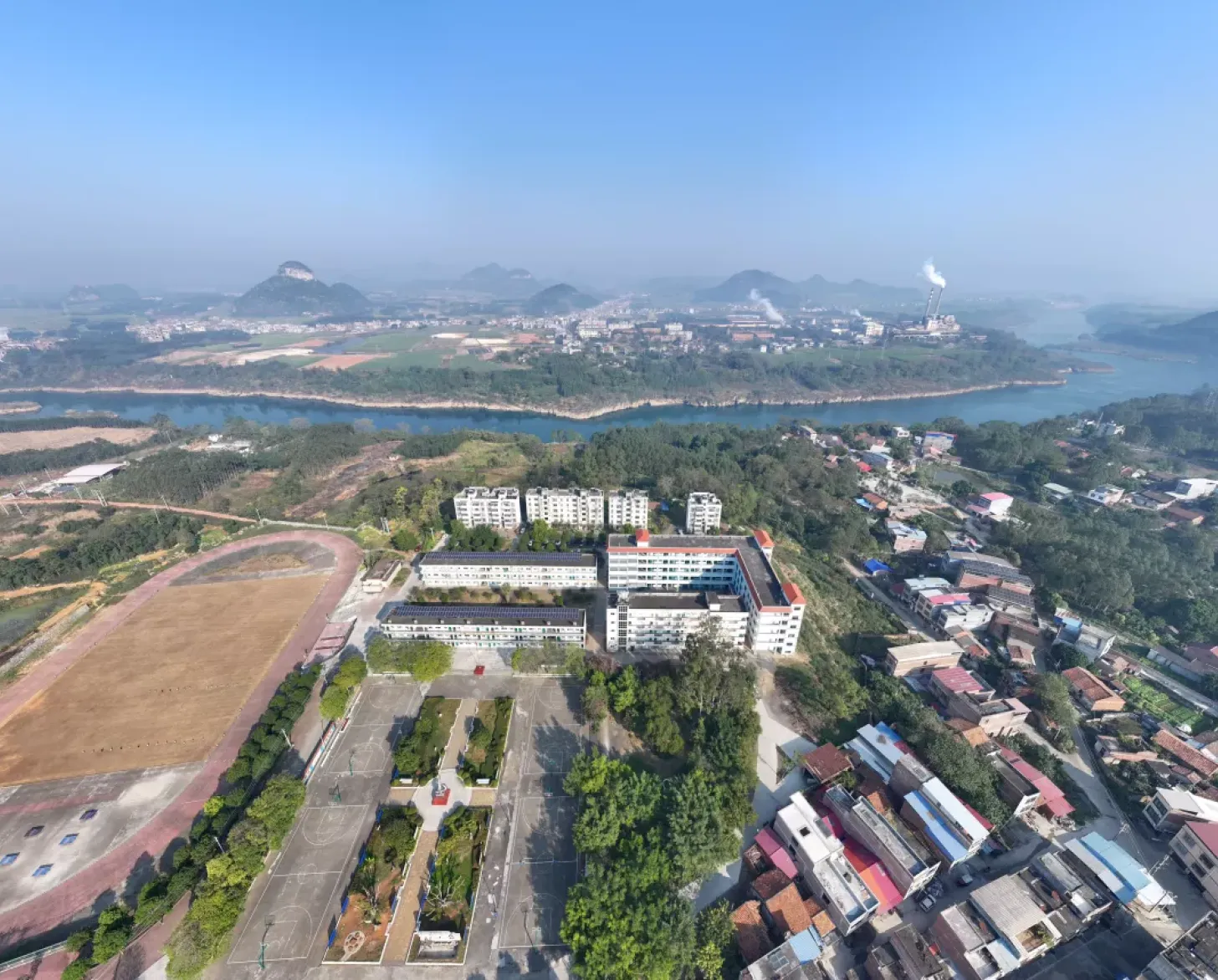 这是广西来宾市兴宾区迁江中学（2023年12月28日摄，无人机照片）